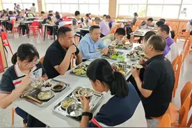 封面评论｜教育局局长学校陪餐，以具象认知推动校园餐饮的细节改善图片