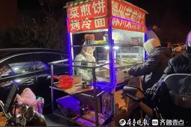 寒冷的冬夜她带着5岁女儿在济南街头摆摊，她说“老顾客等着我呢”图片