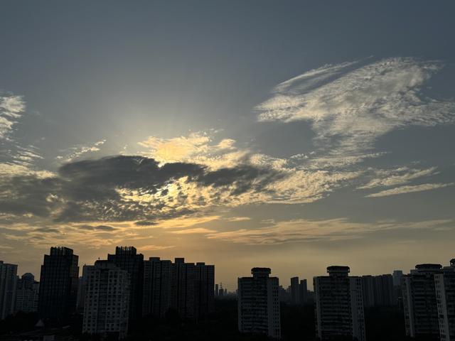 北京晚霞铺满天，绝妙美景赏心悦目