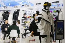 功能与时尚兼备 看国产滑雪服缘何赢得市场青睐图片