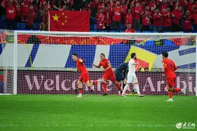 海报观察丨一场国足世预赛 ，青岛何以爆火“出圈”图片