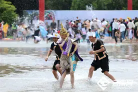 【高清组图】欢洒吉祥水 泼水共狂欢图片
