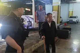 暖心！八旬老人迷路 公交人热心帮助图片