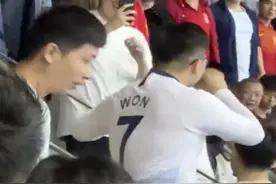 举热刺球衣的球迷遭群殴，深圳警方回应：正在调查处理中图片