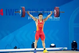 举重世界杯：石智勇获73公斤级抓举金牌图片