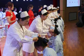 “职”通美好|职业荣誉感拉满！益阳医专护理学院举行授帽传光仪式图片