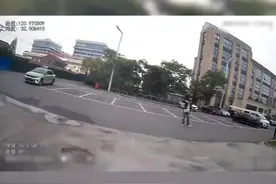惊险！女子剪刀抵脖欲自杀，危急时刻他们出手了图片