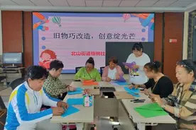 鹤岗市向阳区北山街道梧桐社区妇联开展“争做绿色家庭 创意绽光芒”旧物改造活动图片