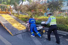 网购磁铁车贴“0”变“8” 变造机动车号牌终被抓图片