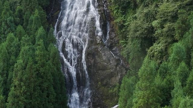 大山藏飞瀑