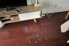 消费者称已用10年电视机底座钢化玻璃自碎，长虹：外力导致图片