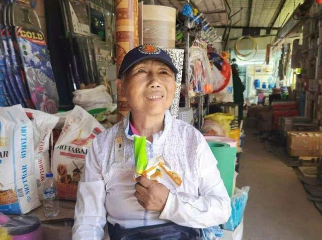 67岁阿姨骑行20个国家治好抑郁症，为保护自己剃光头
