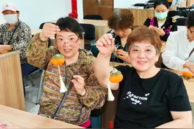 艾草悠悠迎端午，居民巧手制香囊~图片