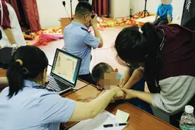 他们为福利院的孩子办理第一张身份证，一份延续二十年的儿童节礼物图片