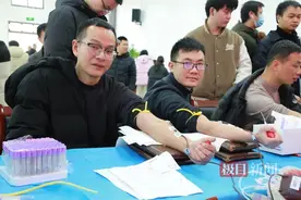 孝感150余名白衣天使集体献血保障节后临床需求图片