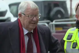 爵爷督战！弗格森已抵达维拉公园球场，将现场观看曼联vs维拉图片