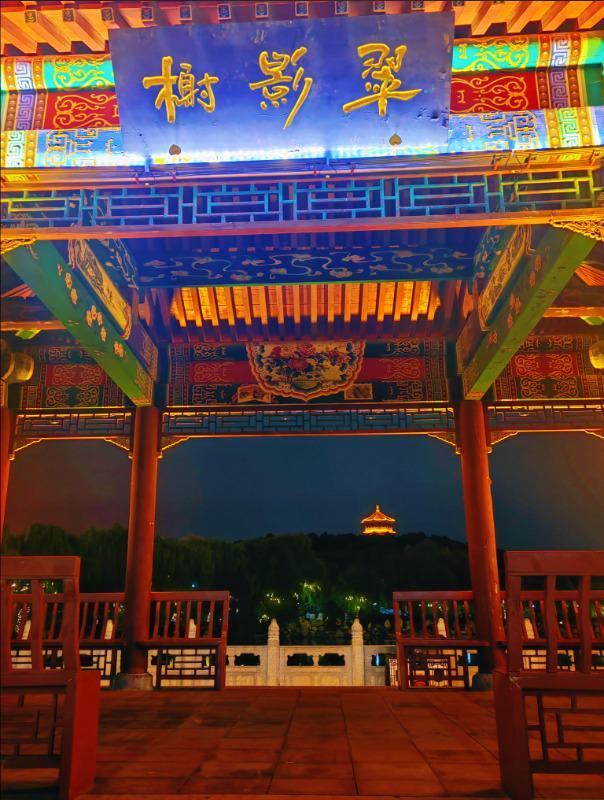 虎山公园夜游渐火 光影交织引客来