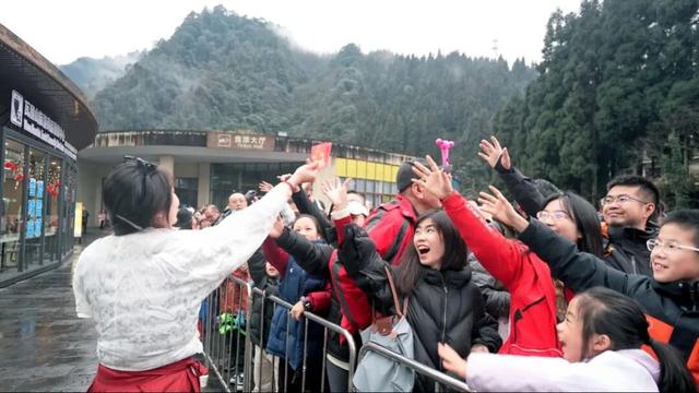 真的太会了！瓦屋山元旦放大招！【幻雪奇缘】NPC巡游高能来袭！