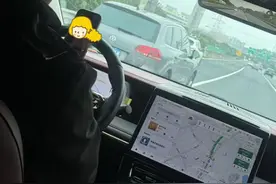 丈夫开车时刷视频看美女，女子向交警举报图片