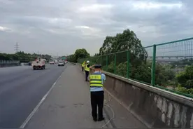 村民私拉电线上高速，厦门高速多部门联合拆除图片