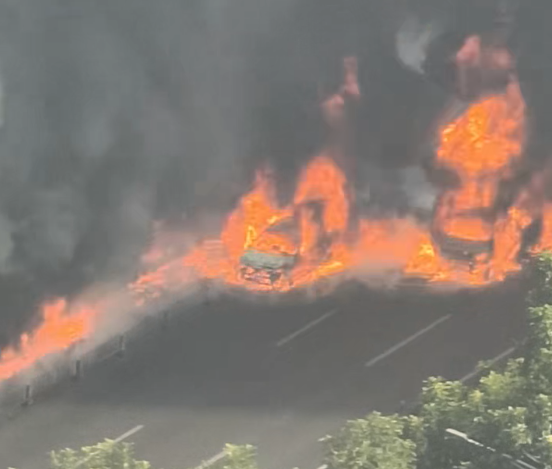 广州一货车起火引燃周边数米
