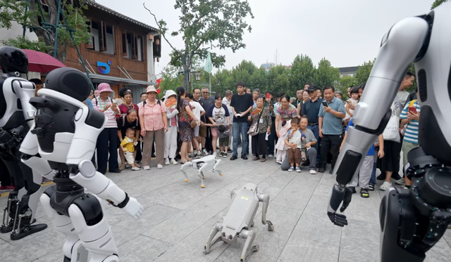 全国首家机器人体验中心开放！智元开始向大众市场发力了