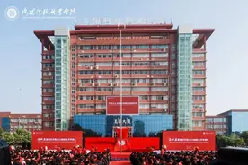 万余名师生身着汉服齐诵“洛科赋” 洛阳科技职业学院开启第一课图片