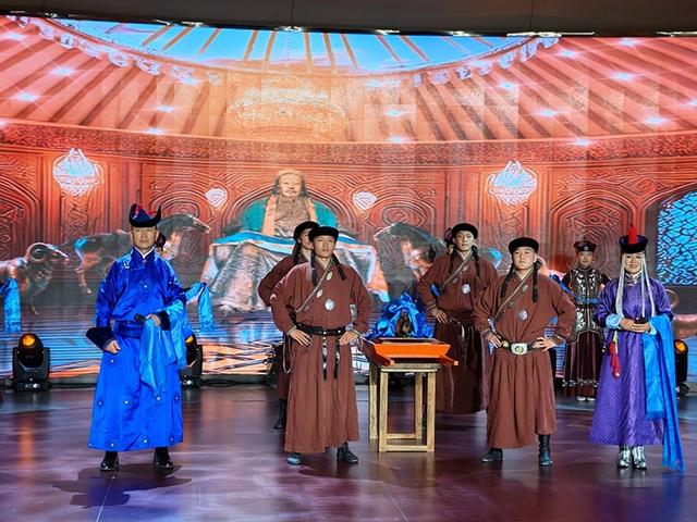被俞敏洪“解锁”的阿拉善右旗：每一步都是与远古的对话，每一眼都是自然的馈赠