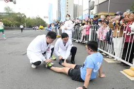 武汉中西医结合骨科医院为汉马赛事提供健康护航图片