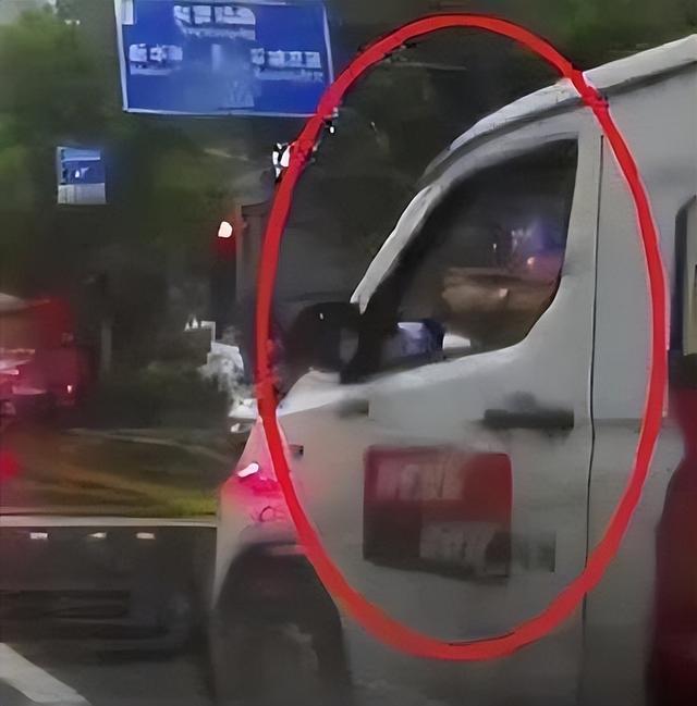 等红灯“无聊”，货车司机向路人射去钢珠！警方：4名伤者均为女性
