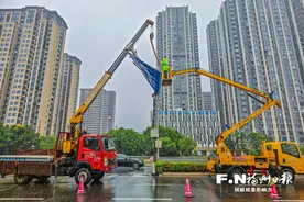 风雨之中筑起钢铁长城 福州各级各部门积极抗击台风“格美”图片