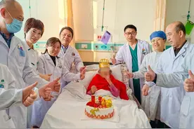 高龄≠手术禁区，滨州市中心医院顺利完成百岁老人股骨颈骨折手术图片