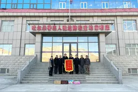 吐尔尕特出入境边防检查站高效护航获赠特殊锦旗图片