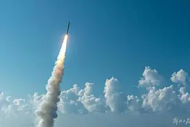 伊朗公布的新型弹道导弹，射程可达1200公里图片