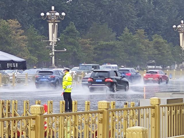 京城秋雨歇又至，游客热情不减