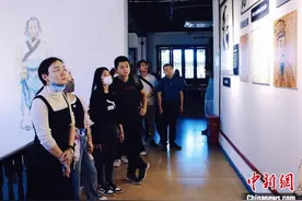 台湾兄妹“中华药都”安徽亳州谒华佗图片