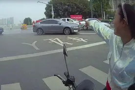 六安一男子跳河轻生，交警下河营救图片