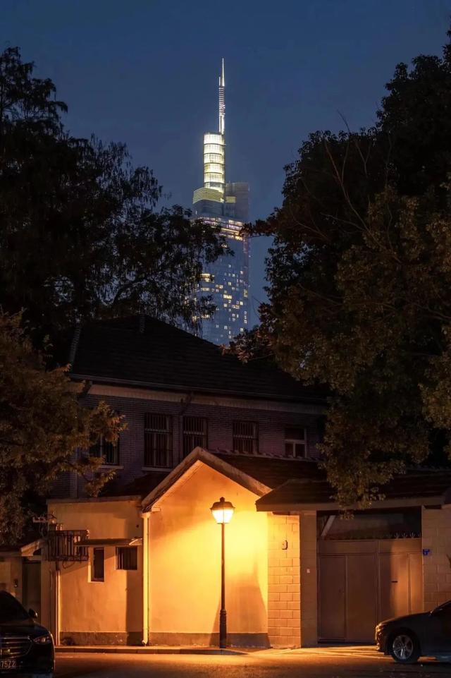 白天是南京，夜晚是金陵