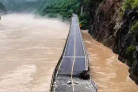 四川乐山金口河区“水上公路”因落石受损 现已封闭图片