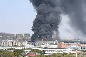 今天下午松江一单位起火，暂无人员伤亡消息图片