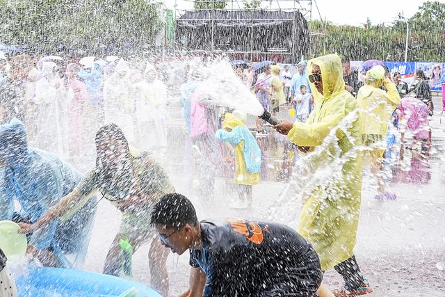 兴义阳光谷泼水节：点燃夏日激情 共赴清凉之约