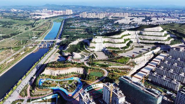 北票市：废弃采石场 变身“打卡地”