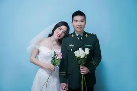 军嫂收到惊喜，上一秒还笑着，下一秒就哭了……图片