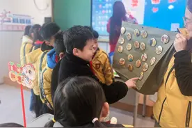 每个人都能“闪亮登场”，孩子们领取私人定制徽章图片
