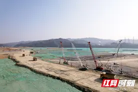 湖南石化乙烯炼化一体化项目场地平整施工忙图片