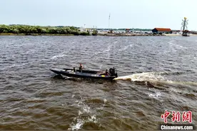 中俄两大界江禁渔期结束 渔民撒下第一网图片