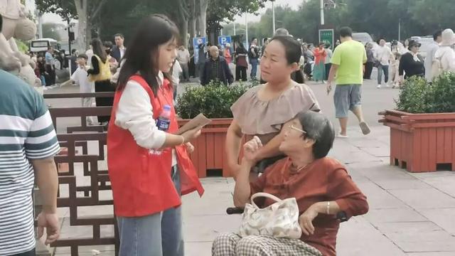 暖心服务“加码” 游客畅享古城之旅