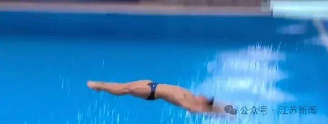 全运会惊险一幕！天津队选手失误，险些撞到池壁，一旁山东队主教练吓坏