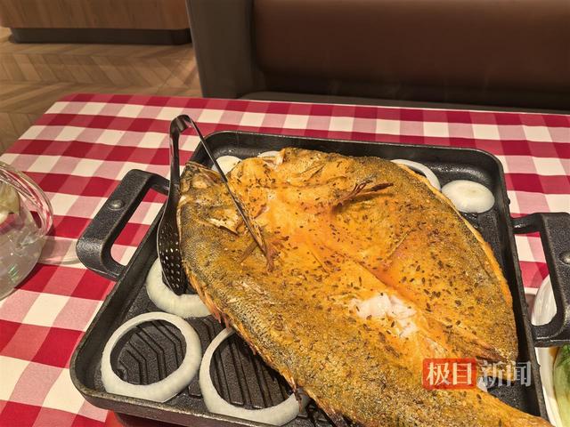 记者到西贝门店下单罗永浩同款烤鱼：工作人员现场将提前宰好的鱼放进烤箱制作