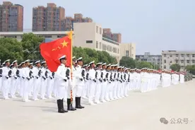 东部战区海军某训练基地新兵入伍训练结业考核，100多位家长现场观摩图片